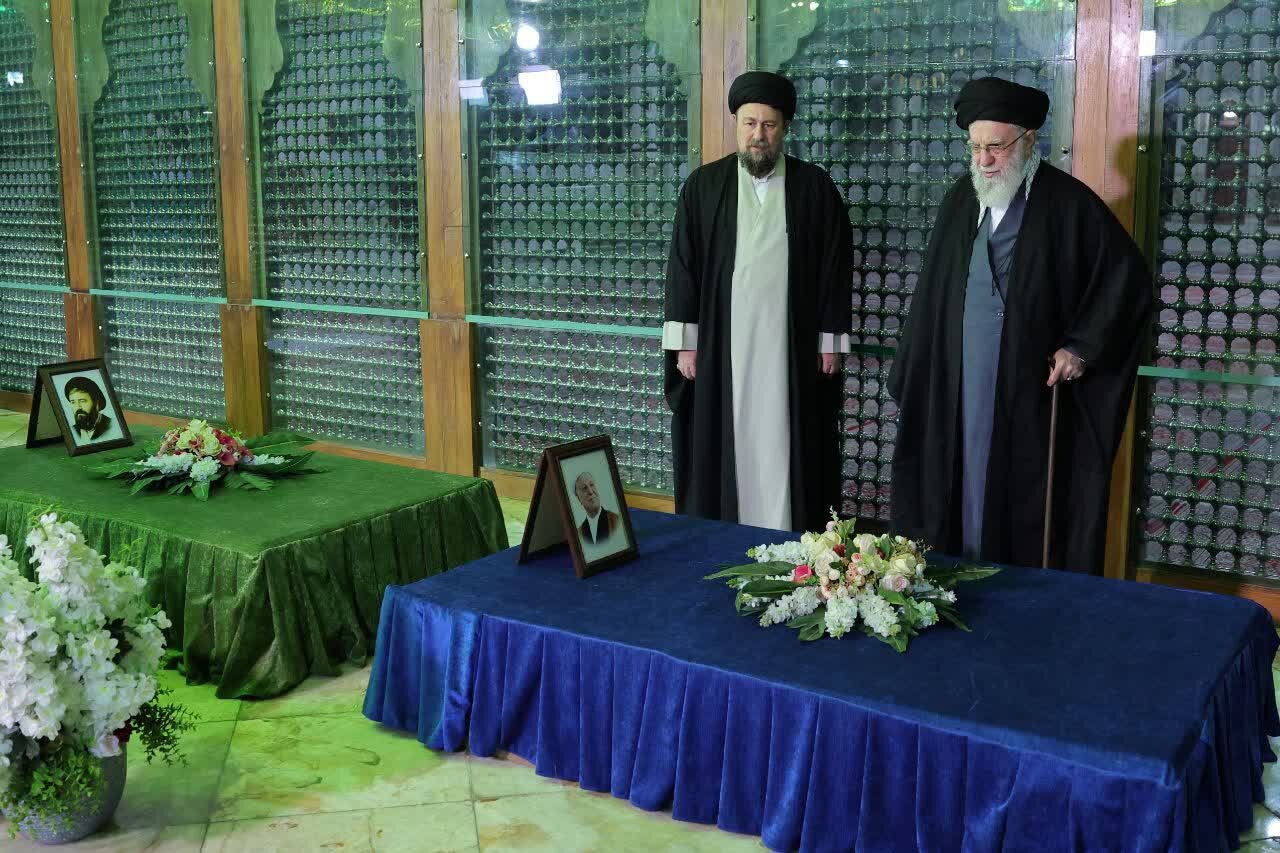 الإمام الخامنئي يزور مرقد الإمام الخميني بمناسبة ذكرى انتصار الثورة الإسلامية (فيديو وصور)