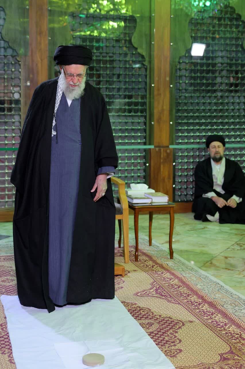 الإمام الخامنئي يزور مرقد الإمام الخميني بمناسبة ذكرى انتصار الثورة الإسلامية (فيديو وصور)