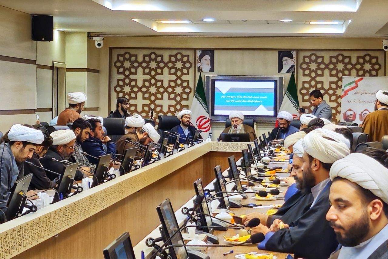 تصاویر/ نشست مسئول قرارگاه جنگ ترکیبی بلاغ مبین با فرماندهان پایگاه بسیج مدارس حوزه علمیه