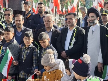 فیلم | گلباران تمثال امام خمینی(ره) در نخستین روز دهه مبارک فجر در کاشان