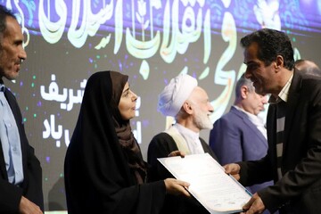 تصاویر/ تجلیل از خانواده شهدای جنگ ۱۲ روزه در نشست شورای اداری استان مرکزی