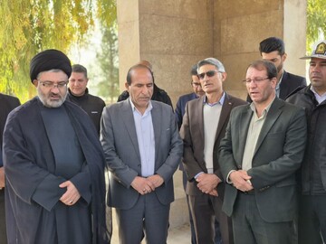 تصاویر/ غبارروبی مزار شهدای گمنام در  شهرستان چوار