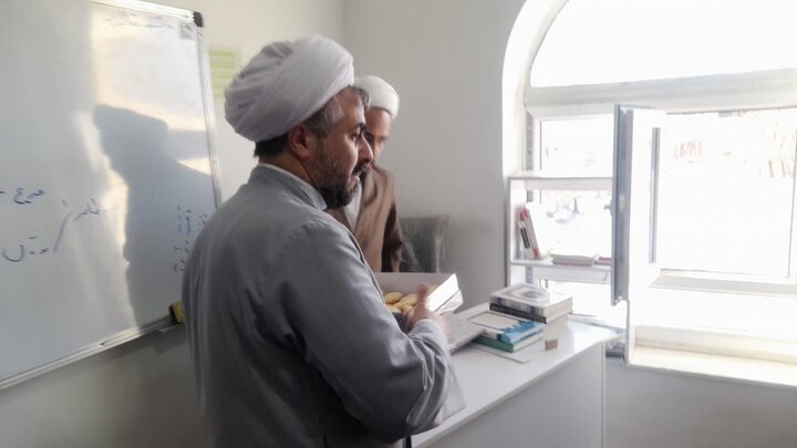 تصاویر/نواخته شدن زنگ انقلاب در مدرسه علمیه امام صادق علیه‌السلام بیجار