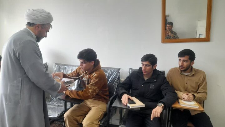 تصاویر/نواخته شدن زنگ انقلاب در مدرسه علمیه امام صادق علیه‌السلام بیجار