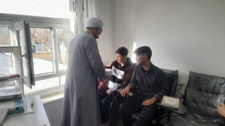 تصاویر/نواخته شدن زنگ انقلاب در مدرسه علمیه امام صادق علیه‌السلام بیجار