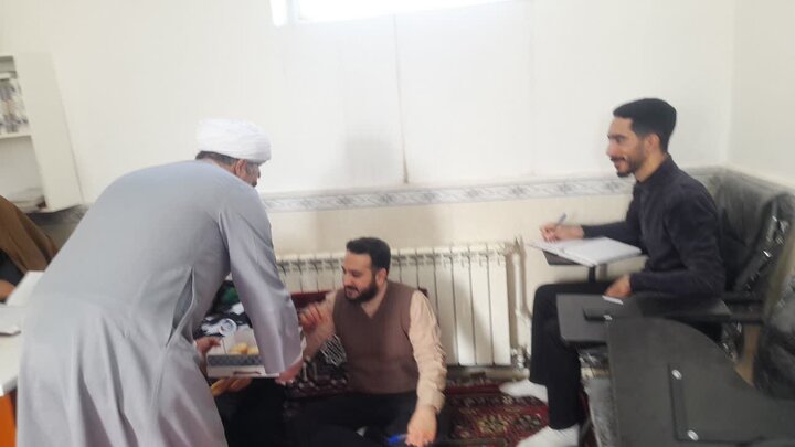 تصاویر/نواخته شدن زنگ انقلاب در مدرسه علمیه امام صادق علیه‌السلام بیجار