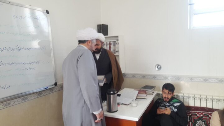 تصاویر/نواخته شدن زنگ انقلاب در مدرسه علمیه امام صادق علیه‌السلام بیجار