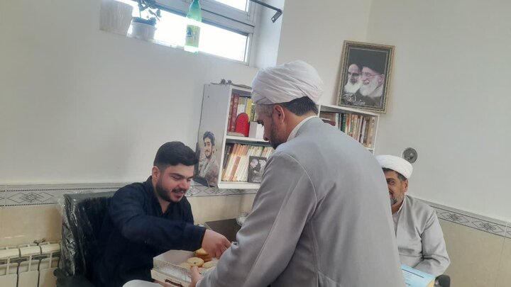 تصاویر/نواخته شدن زنگ انقلاب در مدرسه علمیه امام صادق علیه‌السلام بیجار