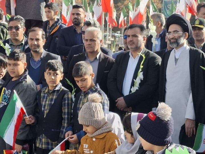 تصاویر/گلباران تمثال امام خمینی(ره) در نخستین روز دهه مبارک فجردرکاشان