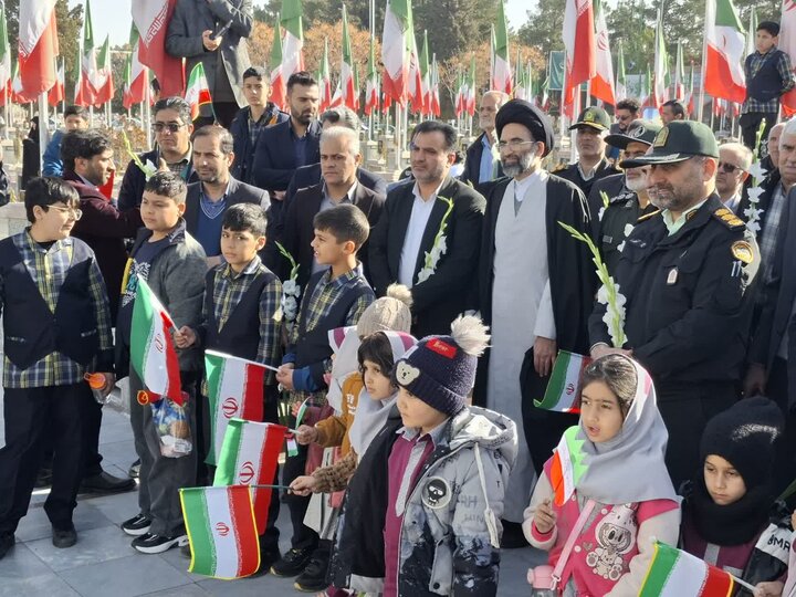 تصاویر/گلباران تمثال امام خمینی(ره) در نخستین روز دهه مبارک فجردرکاشان