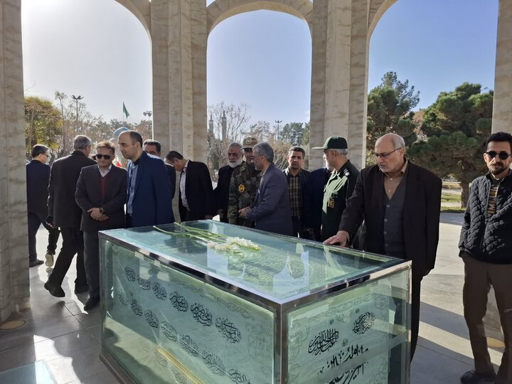 تصاویر/گلباران تمثال امام خمینی(ره) در نخستین روز دهه مبارک فجردرکاشان