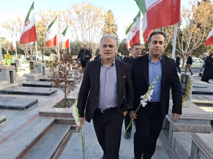 تصاویر/گلباران تمثال امام خمینی(ره) در نخستین روز دهه مبارک فجردرکاشان