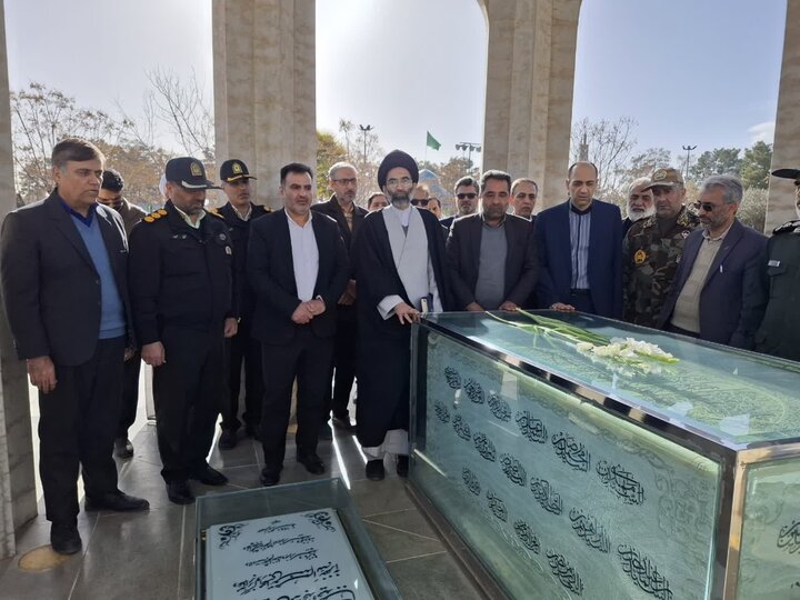 تصاویر/گلباران تمثال امام خمینی(ره) در نخستین روز دهه مبارک فجردرکاشان