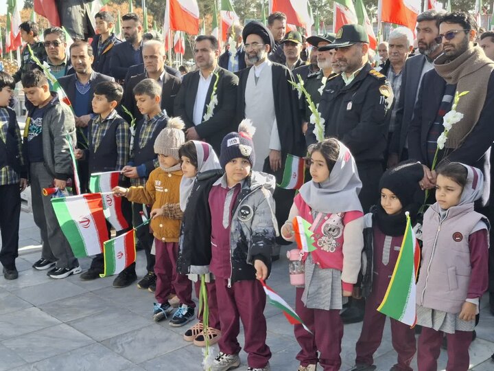 تصاویر/گلباران تمثال امام خمینی(ره) در نخستین روز دهه مبارک فجردرکاشان