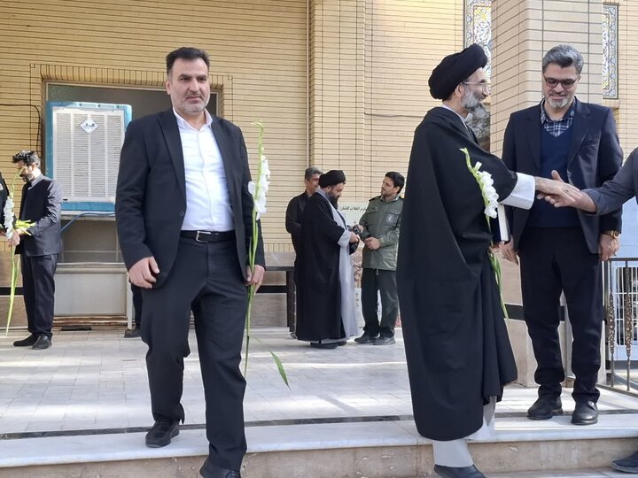 تصاویر/گلباران تمثال امام خمینی(ره) در نخستین روز دهه مبارک فجردرکاشان