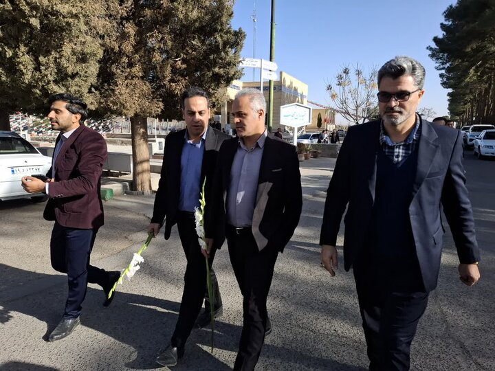 تصاویر/گلباران تمثال امام خمینی(ره) در نخستین روز دهه مبارک فجردرکاشان