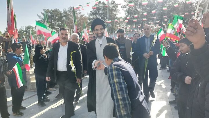 تصاویر/گلباران تمثال امام خمینی(ره) در نخستین روز دهه مبارک فجردرکاشان