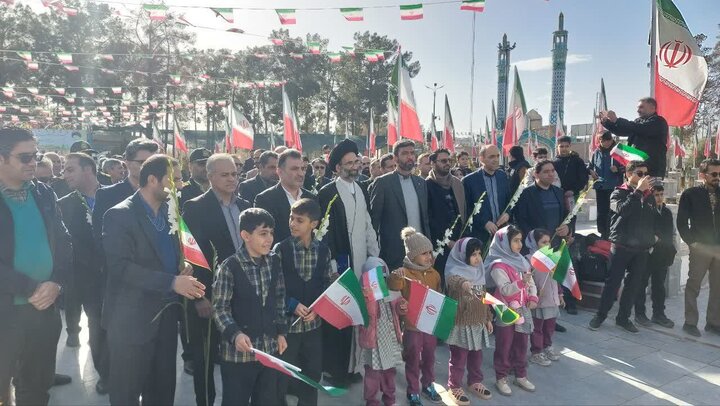 تصاویر/گلباران تمثال امام خمینی(ره) در نخستین روز دهه مبارک فجردرکاشان