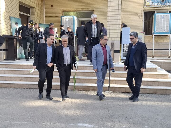 تصاویر/گلباران تمثال امام خمینی(ره) در نخستین روز دهه مبارک فجردرکاشان