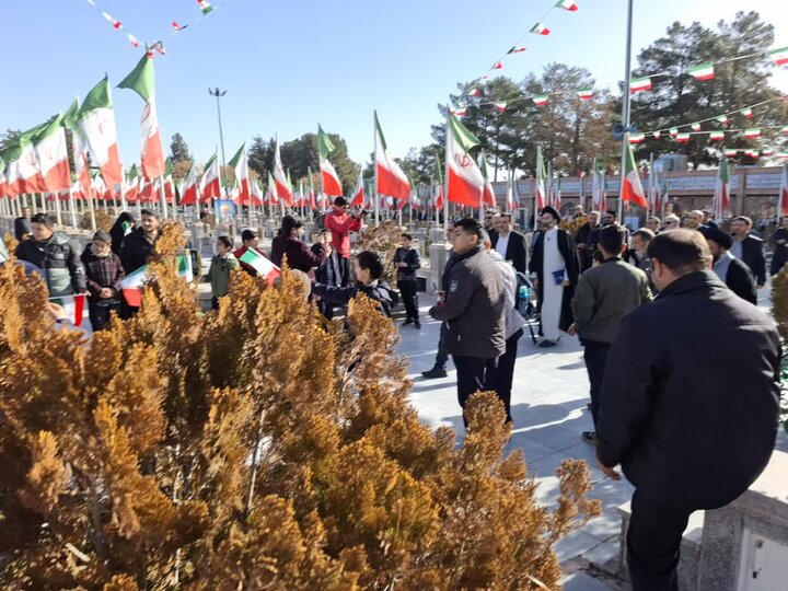 تصاویر/گلباران تمثال امام خمینی(ره) در نخستین روز دهه مبارک فجردرکاشان