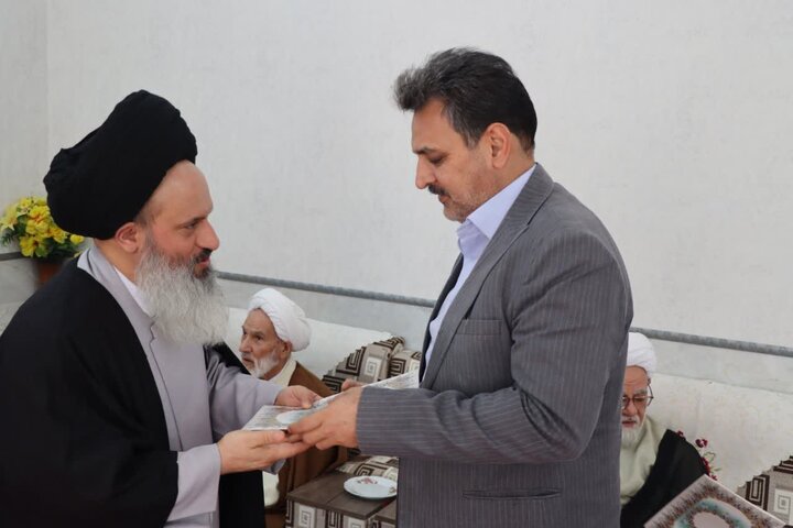 تصاویر/ رگزاری آئین اعطای حکم به اعضای قرارگاه پشتیبانی از مساجد شهرستان اشکذر