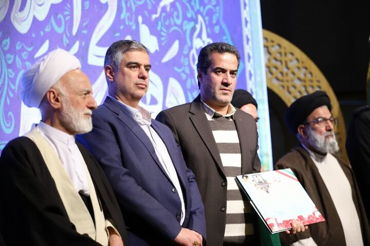 تصاویری از تجلیل از خانواده شهدای جنگ ۱۲ روزه در نشست شورای اداری استان مرکزی