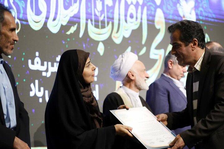 تصاویری از تجلیل از خانواده شهدای جنگ ۱۲ روزه در نشست شورای اداری استان مرکزی