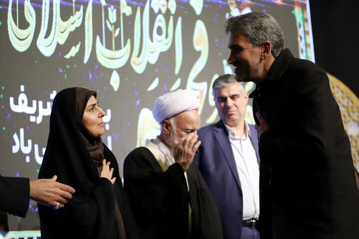 تصاویری از تجلیل از خانواده شهدای جنگ ۱۲ روزه در نشست شورای اداری استان مرکزی