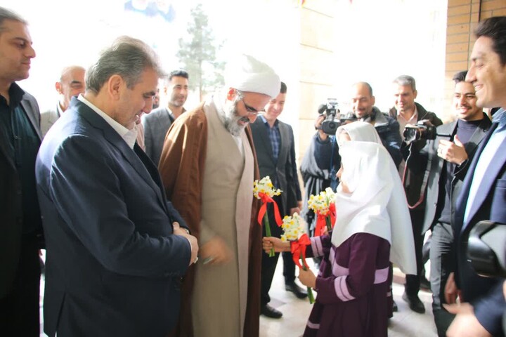 تصاویر/ آیین نواختن زنگ انقلاب و جشن ایرانمون در آموزشگاه ابتدایی دخترانه حکیم الهی سمنان