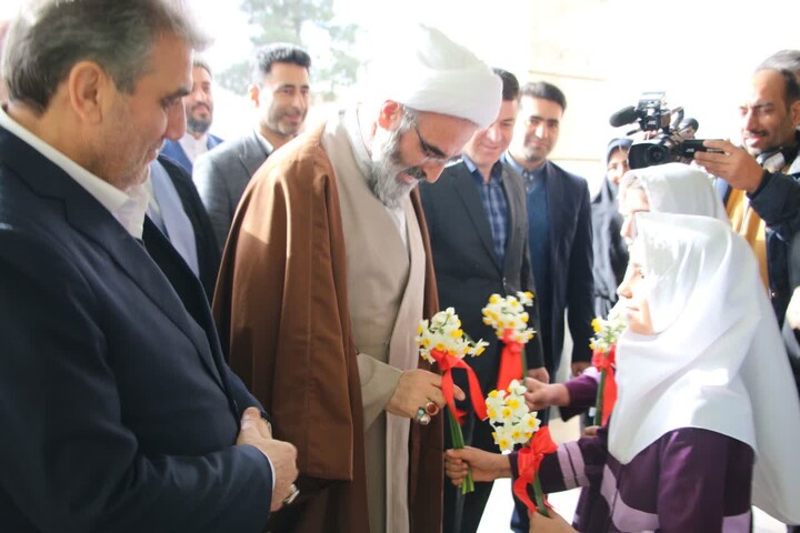 تصاویر/ آیین نواختن زنگ انقلاب و جشن ایرانمون در آموزشگاه ابتدایی دخترانه حکیم الهی سمنان