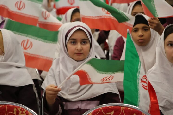 تصاویر/ آیین نواختن زنگ انقلاب و جشن ایرانمون در آموزشگاه ابتدایی دخترانه حکیم الهی سمنان