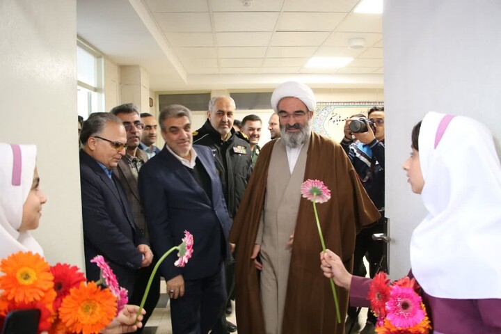 تصاویر/ آیین نواختن زنگ انقلاب و جشن ایرانمون در آموزشگاه ابتدایی دخترانه حکیم الهی سمنان