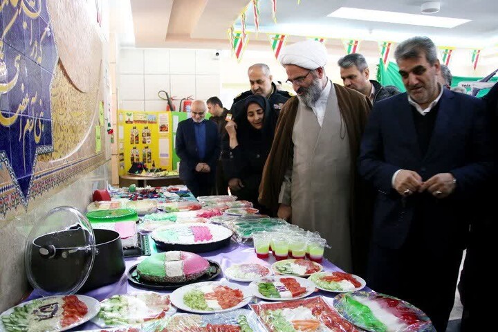 تصاویر/ آیین نواختن زنگ انقلاب و جشن ایرانمون در آموزشگاه ابتدایی دخترانه حکیم الهی سمنان