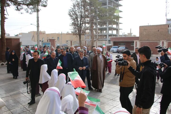 تصاویر/ آیین نواختن زنگ انقلاب و جشن ایرانمون در آموزشگاه ابتدایی دخترانه حکیم الهی سمنان