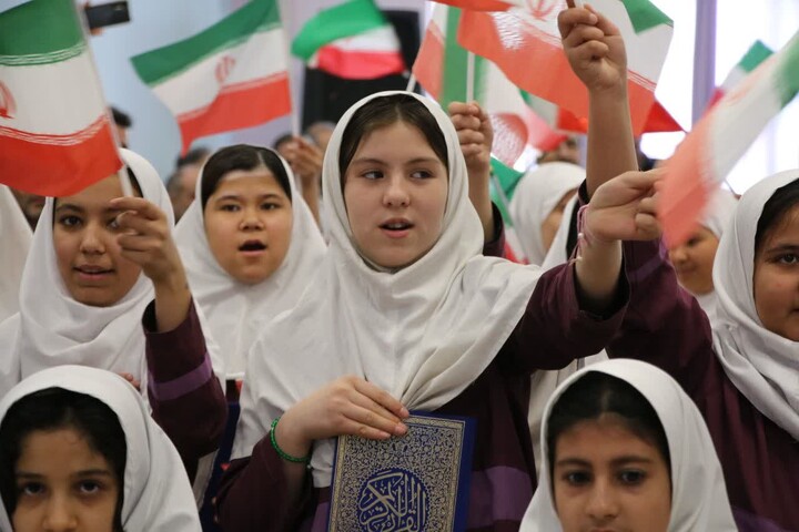 تصاویر/ آیین نواختن زنگ انقلاب و جشن ایرانمون در آموزشگاه ابتدایی دخترانه حکیم الهی سمنان