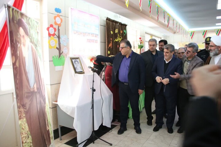 تصاویر/ آیین نواختن زنگ انقلاب و جشن ایرانمون در آموزشگاه ابتدایی دخترانه حکیم الهی سمنان