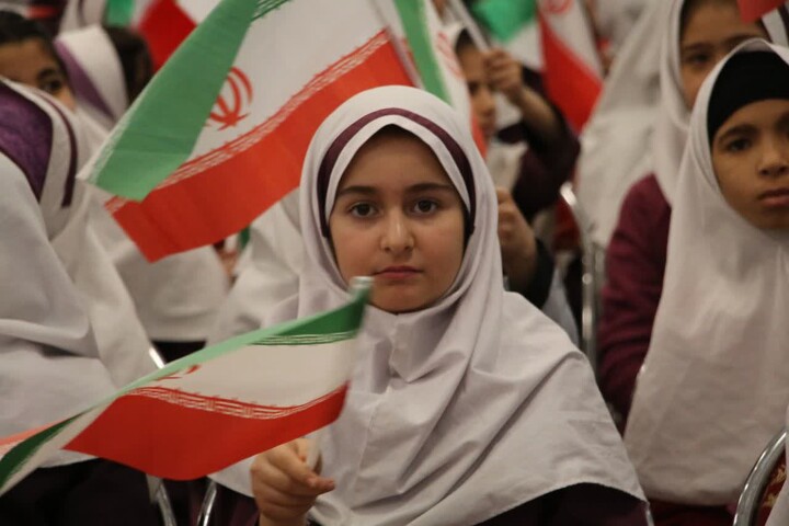 تصاویر/ آیین نواختن زنگ انقلاب و جشن ایرانمون در آموزشگاه ابتدایی دخترانه حکیم الهی سمنان