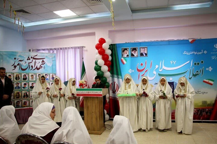 تصاویر/ آیین نواختن زنگ انقلاب و جشن ایرانمون در آموزشگاه ابتدایی دخترانه حکیم الهی سمنان