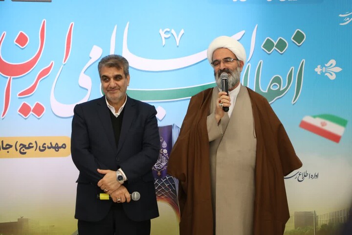 تصاویر/ آیین نواختن زنگ انقلاب و جشن ایرانمون در آموزشگاه ابتدایی دخترانه حکیم الهی سمنان