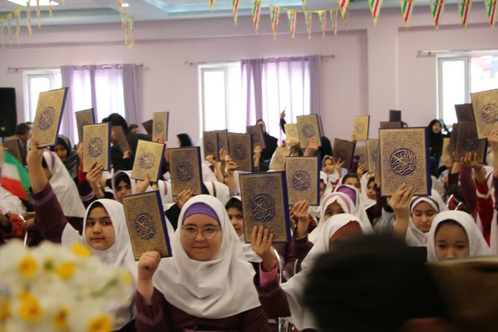 تصاویر/ آیین نواختن زنگ انقلاب و جشن ایرانمون در آموزشگاه ابتدایی دخترانه حکیم الهی سمنان