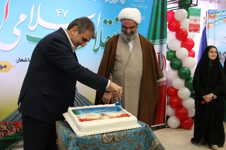 تصاویر/ آیین نواختن زنگ انقلاب و جشن ایرانمون در آموزشگاه ابتدایی دخترانه حکیم الهی سمنان