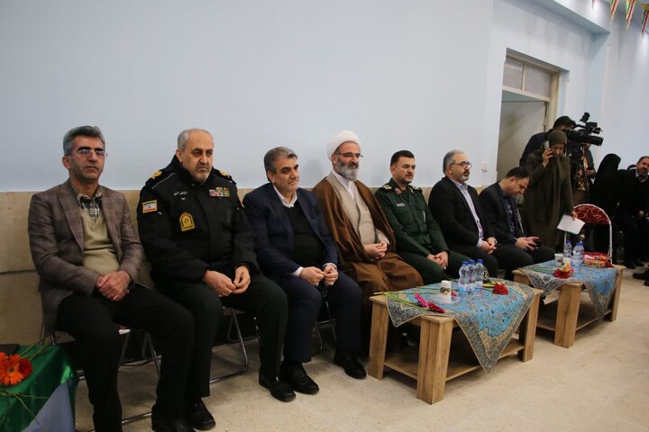 تصاویر/ آیین نواختن زنگ انقلاب و جشن ایرانمون در آموزشگاه ابتدایی دخترانه حکیم الهی سمنان