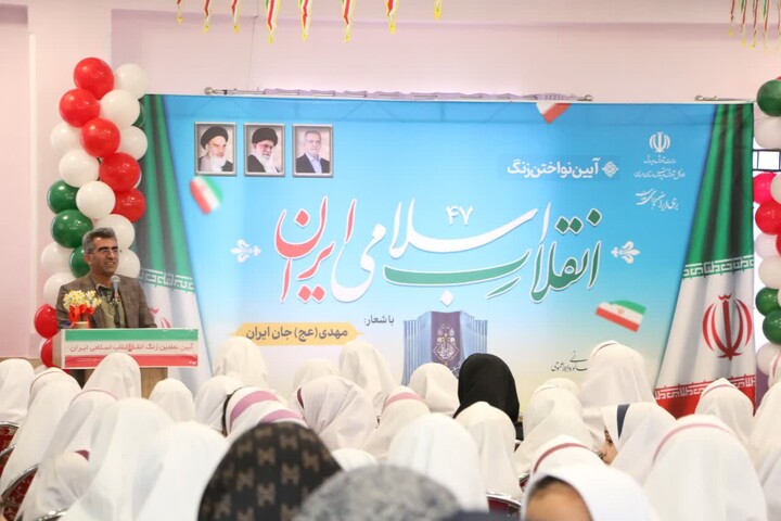 تصاویر/ آیین نواختن زنگ انقلاب و جشن ایرانمون در آموزشگاه ابتدایی دخترانه حکیم الهی سمنان