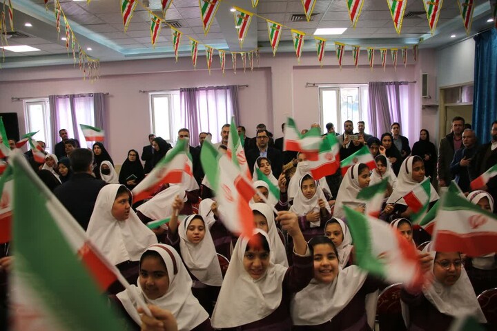 تصاویر/ آیین نواختن زنگ انقلاب و جشن ایرانمون در آموزشگاه ابتدایی دخترانه حکیم الهی سمنان