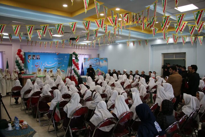 تصاویر/ آیین نواختن زنگ انقلاب و جشن ایرانمون در آموزشگاه ابتدایی دخترانه حکیم الهی سمنان