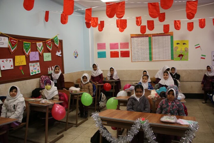 تصاویر/ آیین نواختن زنگ انقلاب و جشن ایرانمون در آموزشگاه ابتدایی دخترانه حکیم الهی سمنان