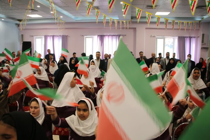 تصاویر/ آیین نواختن زنگ انقلاب و جشن ایرانمون در آموزشگاه ابتدایی دخترانه حکیم الهی سمنان
