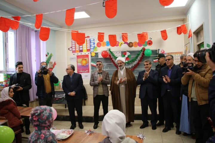 تصاویر/ آیین نواختن زنگ انقلاب و جشن ایرانمون در آموزشگاه ابتدایی دخترانه حکیم الهی سمنان