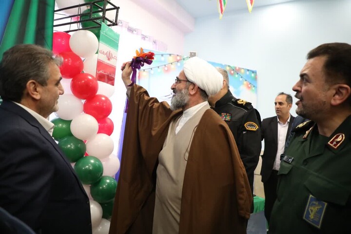 تصاویر/ آیین نواختن زنگ انقلاب و جشن ایرانمون در آموزشگاه ابتدایی دخترانه حکیم الهی سمنان