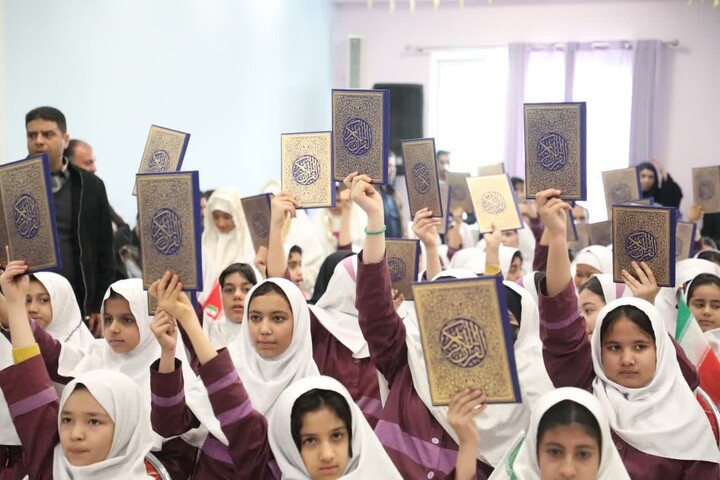 تصاویر/ آیین نواختن زنگ انقلاب و جشن ایرانمون در آموزشگاه ابتدایی دخترانه حکیم الهی سمنان